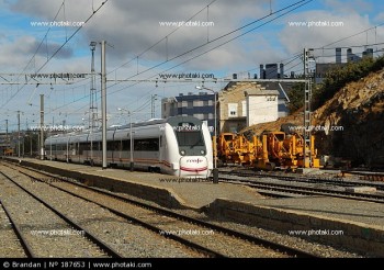tren-de-cercanias-de-renfe-parado-en-la-estacion-de-avila_187653.jpg